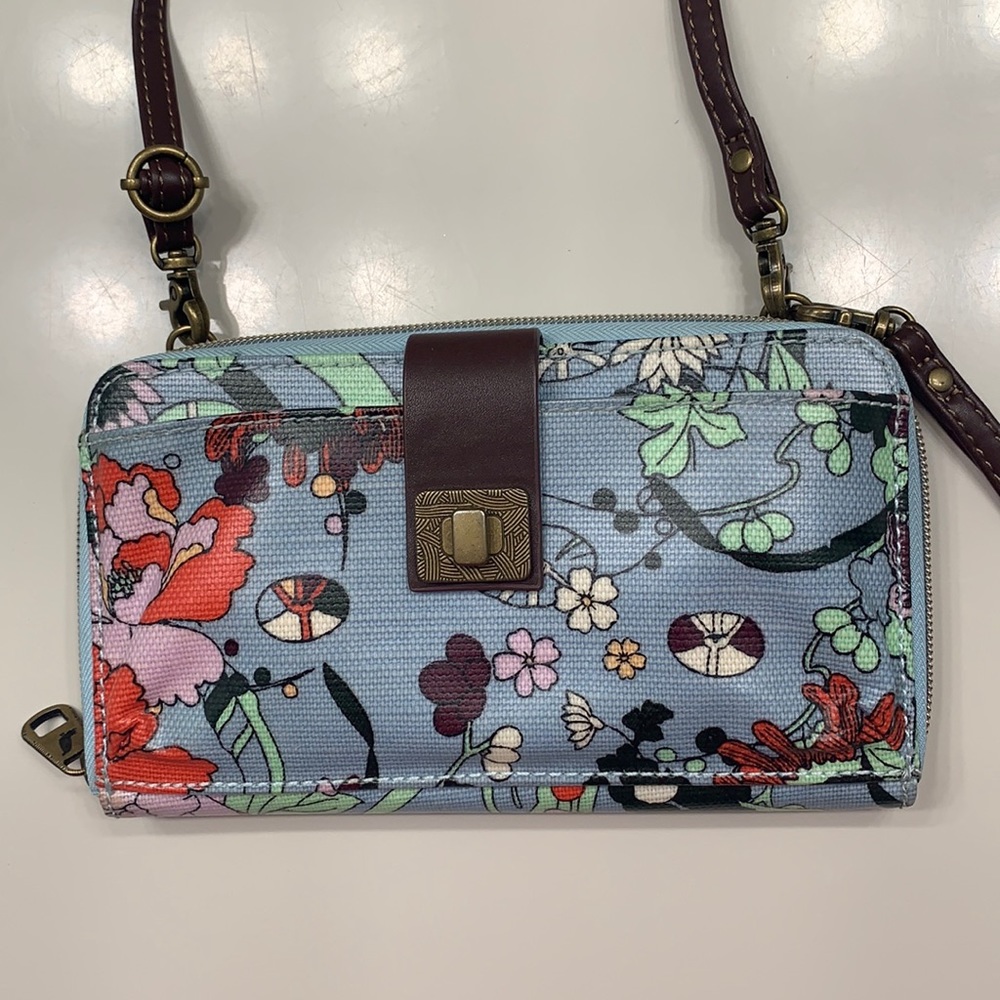 Sakroots, cross over, wristlet wallet.